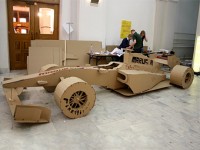 Школьники построили картонную копию болида Формулы-1 (фото)